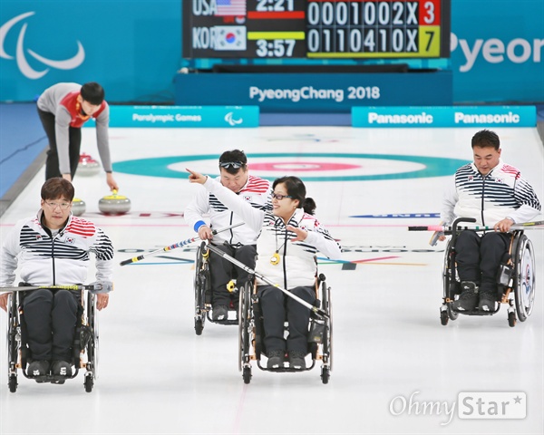 휠체어컬링 첫 경기, 압승! 평창동계패럴림픽 휠체어컬링 한국 대 미국의 경기가 10일 오후 강릉 컬링센터에서 열렸다. 7-3으로 승리를 거둔 한국 대표팀이 기쁨의 세레모니를 하고 있다. 