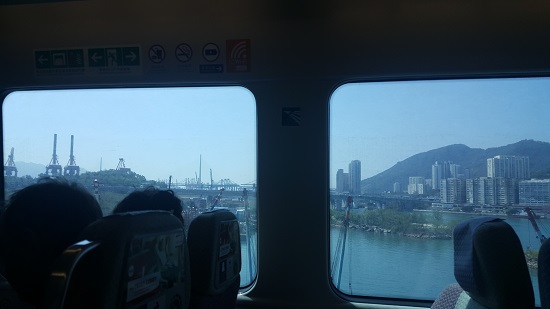 공항고속철에서 보는 홍콩의 아름다운 바다