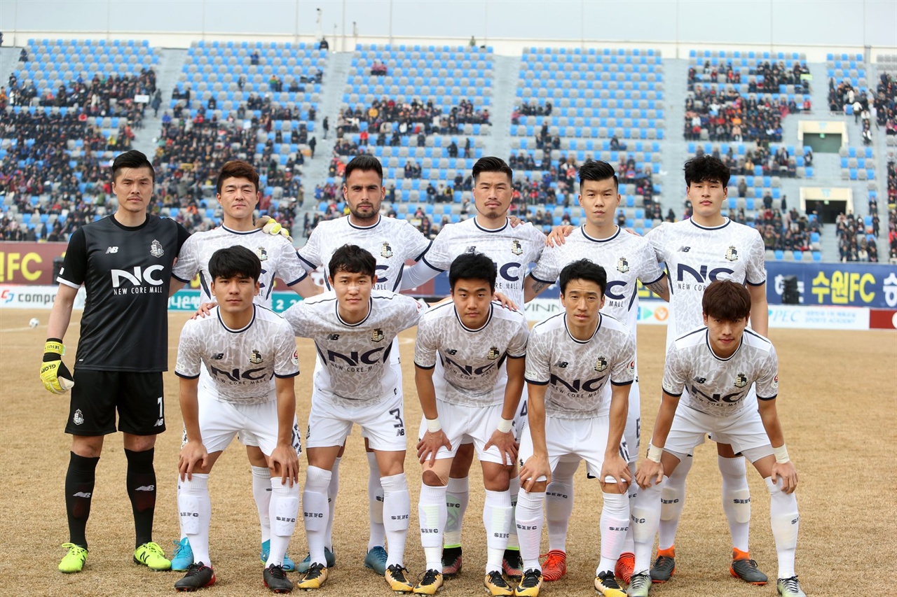  시즌 개막전인 수원 FC와의 경기전 단체사진