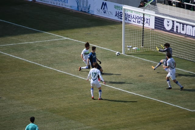  인천 유나이티드의 새 골잡이 무고사가 쿠비의 크로스를 받아 두 번째 골을 성공시키는 순간.