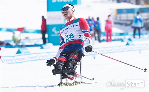 장애인 노르딕스키 신의현 선수가 11일 오전 강원도 알펜시아 바이애슬론 센터에서 크로스컨트리 남자 15㎞ 좌식 종목에서 결승선을 통과하고 있다.