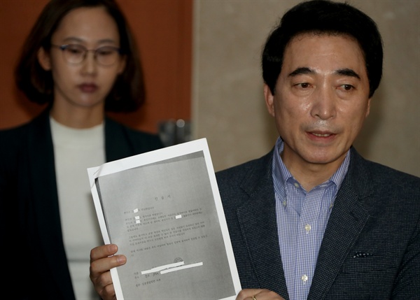 더불어민주당 충남지사 예비후보인 박수현 전 청와대 대변인이 11일 국회 정론관에서 기자회견을 마친 뒤 취재진의 질문에 근거를 제시하고 있다.