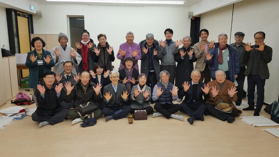  프란치스코 교육회관에서 토론회(8일)를  마치고 기념촬영하는 서울 경기지역 은빛순례단원들. 이 땅에 평화가 활짝피라는 의미로 손바닥을 폈다