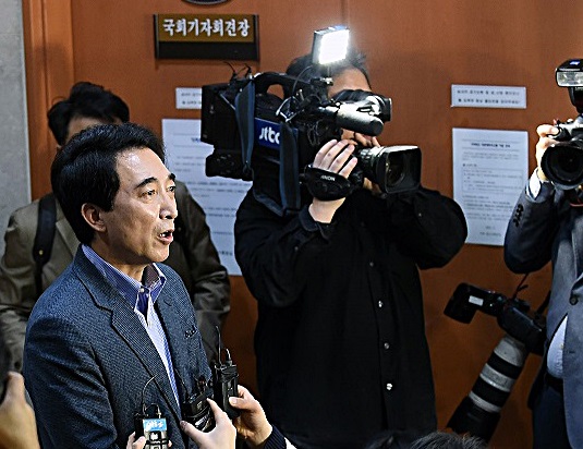 박수현 예비후보가 11일 오전 국회 정론관에서 기자회견을 열고 제기된 의혹을 해명하고 있다.