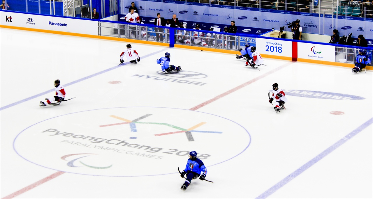  11일 평창 동계 패럴림픽 아이스하키 예선전 이탈리아vs캐나다의 경기가 이루어지고 있다. 파란 유니폼이 이탈리아 선수.