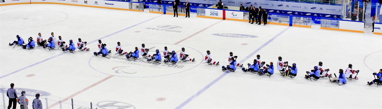  11일 평창 동계 패럴림픽 아이스하키 예선전 이탈리아vs캐나다의 경기가 끝난 후 두 팀의 선수들끼리 악수하고 있다. 빨간 색 유니폼이 캐나다 대표팀.