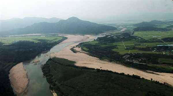 2009년의 낙동강 상주보 자리. 맑은 강물과 넓은 모래톱이 아름다운 낙동강의 전형적인 아름다움을 보여주고 있다.
