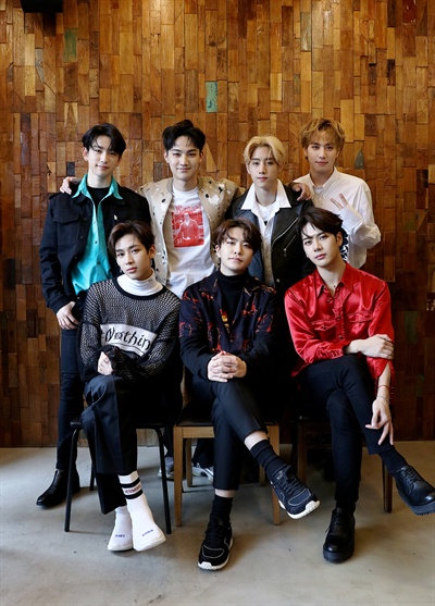 갓세븐 갓세븐이 12일 오후 6시 새 앨범 < Eyes On You >로 돌아온다. 컴백을 기념해 지난 8일 오전 서울 성수동의 한 카페에서 이들의 인터뷰가 열렸다.