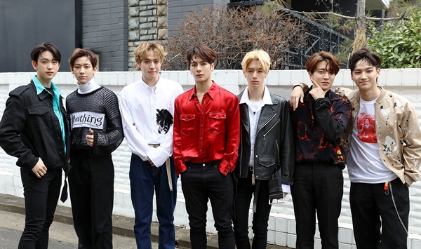 갓세븐 갓세븐이 12일 오후 6시 새 앨범 < Eyes On You >로 돌아온다. 컴백을 기념해 지난 8일 오전 서울 성수동의 한 카페에서 이들의 인터뷰가 열렸다.