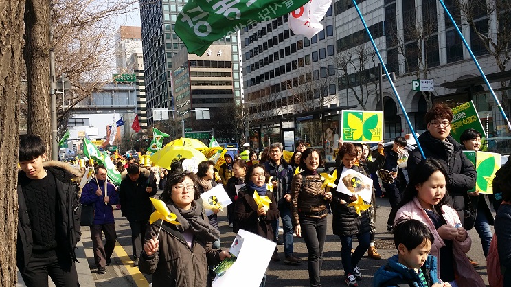 핵없는사회를위한공동행동이 주최가 되어 많은 환경단체와 교사, 종교단체, 생협 단체, 시민 등이 모여 탈핵 퍼레이드를 벌였다.