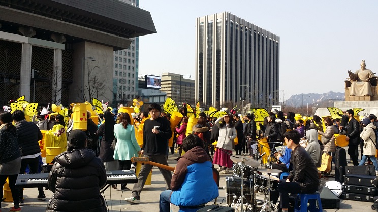 후쿠시마 7주기를 교훈 삼아 조기 탈핵을 외치고 있는 행사 참가 시민들