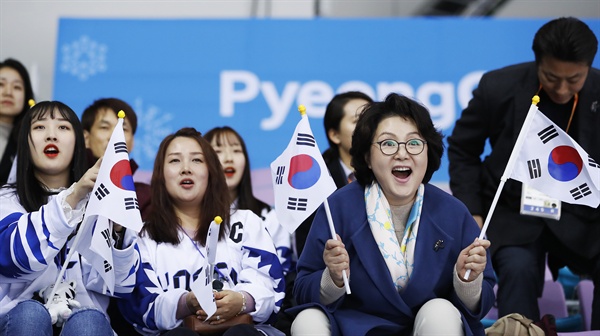 김정숙 여사, '대한민국 파이팅!' 문재인 대통령 부인 김정숙 여사가 11일 오후 2018 평창동계패럴림픽 대한민국 대 체코 경기가 열린 강릉하키센터에서 열띤 응원을 펼치고 있다. [청와대 제공=연합뉴스]