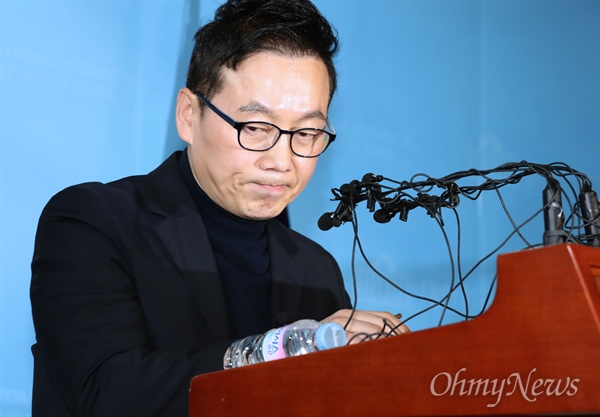 '성추행 의혹' 반박 나선 정봉주 성추행 의혹에 휩싸인 정봉주 전 통합민주당 의원이 12일 오전 국회 정론관에서 기자회견을 열고 이번 논란에 대한 입장을 밝히고 있다. 정 전 의원은 의혹이 제기된 성추행 시간과 장소에 자신이 없었다는 사진 등을 증거로 내세웠다. 또한 프레시안 보도에 대해 '기획된 대국민사기극' '새빨간 거짓말'이라며 강하게 반박했다. 