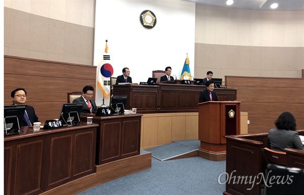 무소속 김동수 창원시의원이 12일 오후 열린 창원시의회 임시회 본회의에서 발언하고 있다.