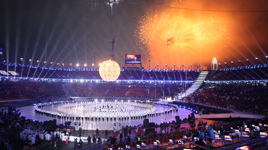 9일 밤 평창 패럴림픽 성화가 점화된 뒤 조형물인 ‘공존의 구’를 배경으로 축하 공연이 이어졌다. 성화는 18일까지 평창 패럴림픽을 밝힌다.