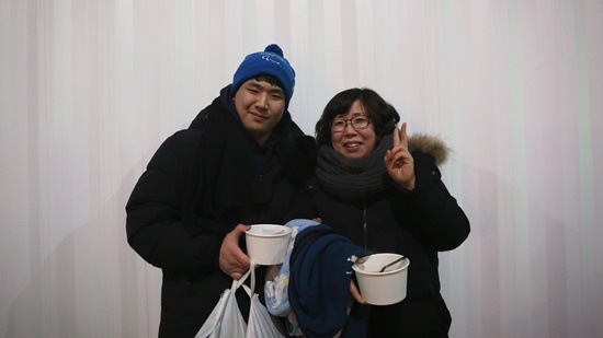 평창 패럴림픽 개막식을 보러 온 김선규 씨와 어머니 이미희 씨가 스타디움 안 어묵 매장에서 인증샷 포즈를 취했다.