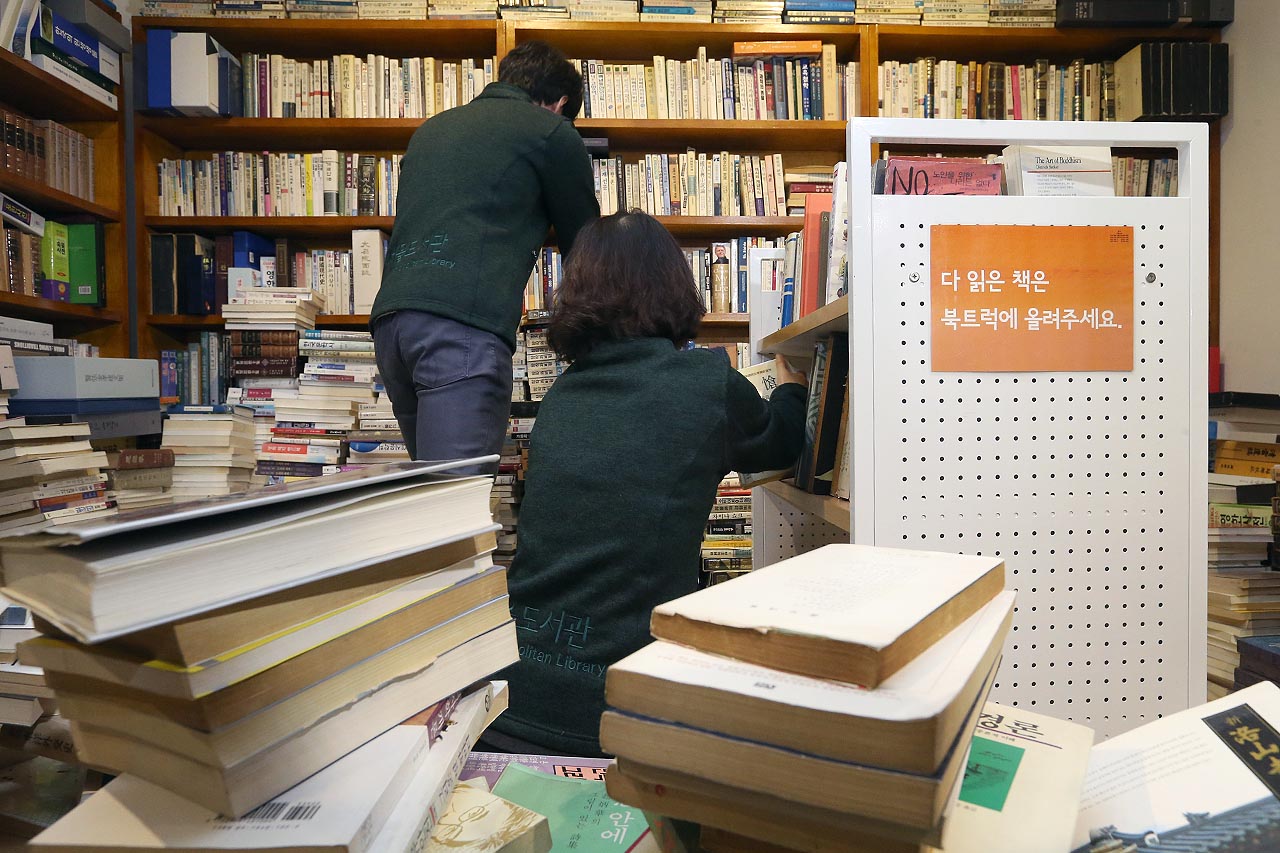  서울시는 서울도서관에 재현했던 고은 시인의 집필 공간인 '만인의 방'을 후배 문인들의 '성추행' 폭로가 잇따르자 12일 오전부터 철거작업을 진행하고 있다. 2018.03.12