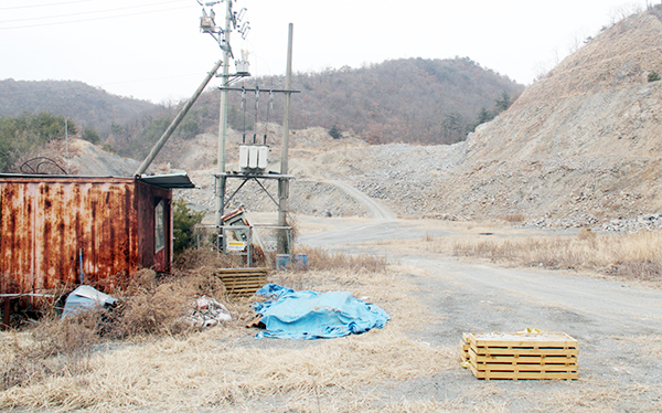  청소년수련원을 짓겠다며 골재를 파낸 산림이 장기간 방치돼 있다.