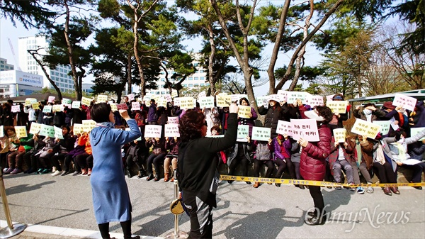 대전예지중고등학교 학생들은 12일 오후 대전시교육청 앞에서 '만학도를 위한 학력인정 평생교육시설학교 신설 촉구 대회'를 개최했다.
