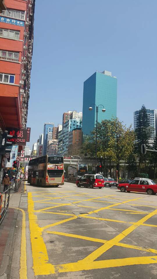 템플스트리트 야시장 인근의 간선도로의 2층 버스와 택시