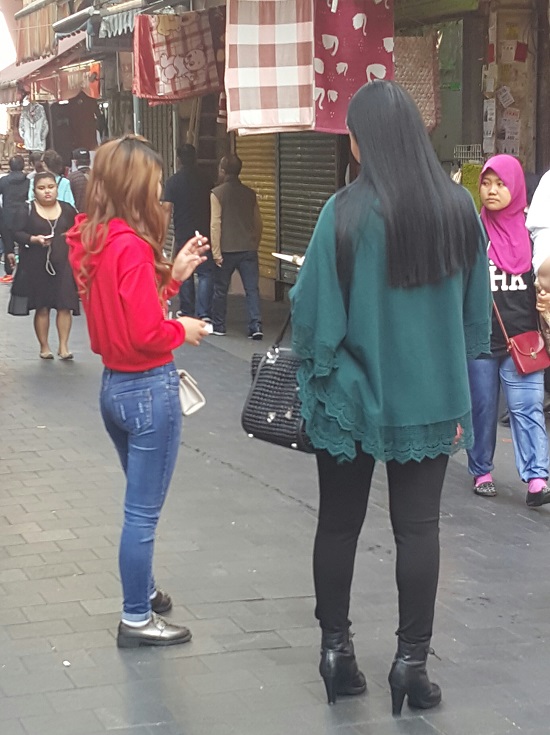 거리에서 담배를 피우는 젊은 여성