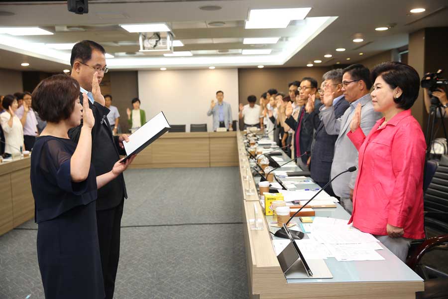 지난해 8월 서울 서초구청 대회의실에서 열린 확대간부회의에서 조은희(오른쪽 첫 번째) 구청장과 구 국·과장, 동장들이 청렴실천결의 선언을 하고 있다.
