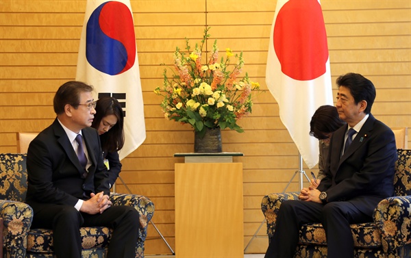 13일 서훈 국정원장이 도쿄 총리 공관에서 아베 신조(安倍晋三) 일본 총리에서 남북·북미 정상회담 추진상황을 설명하고 있다. 아베 총리는 이 자리에서 "비핵화를 전제로 북한과 대화하는 것을 일본도 (높이) 평가한다"고 말했다.