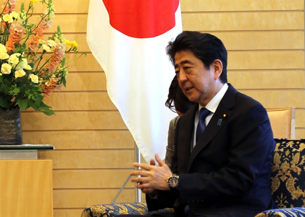 13일 아베 신조(安倍晋三) 일본 총리가 일본 도쿄 총리 공관에서 서훈 국정원장을 만나 발언하고 있다. 