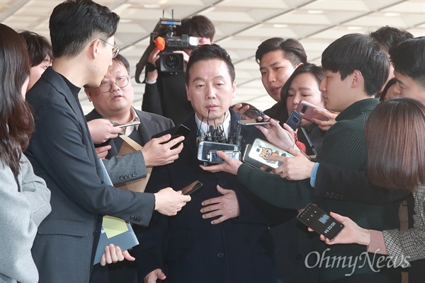 정봉주, '성추행 의혹 보도' 언론사 고소 성추행 의혹에 휩싸인 정봉주 전 통합민주당 의원이 13일 오후 서울 서초구 서울중앙지방검찰청에서 프레시안 등 언론사에 대한 명예훼손 혐의 고소장을 접수하기 위해 변호인단과 함께 청사로 들어서고 있다.