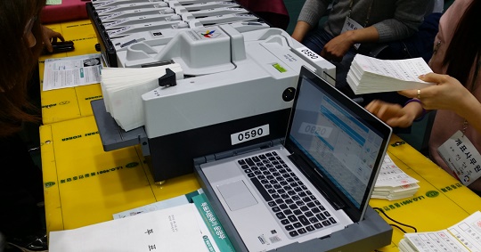 20대 총선 여수개표소의 투표지분류기(전자개표기)