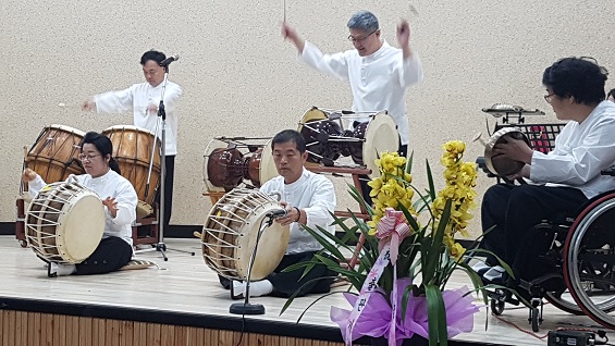  김영우 전 예산홍성환경운동연합 사무국장의 북콘서트에서 공연하고 있는 홍성문화연대 