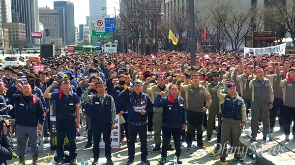 전국금속노동조합은 14일 오후 정부 광화문청사 앞에서 "노동자-조선산업 죽이는 정부 구조조정 정책 폐기, 성동조선-STX조선 정상화 촉구 결의대회"를 열었다.