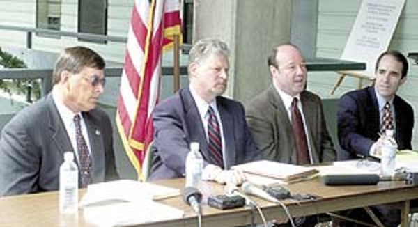 2003년 5월 오리건 주 산업안전보건국 관계자들이 조사결과를 발표하고 있다. (사진: FIREHOUSE)
