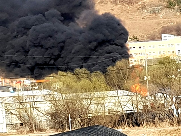14일 오후 김해 진영읍 좌곤리 소재 목재소에서 불이 났다.