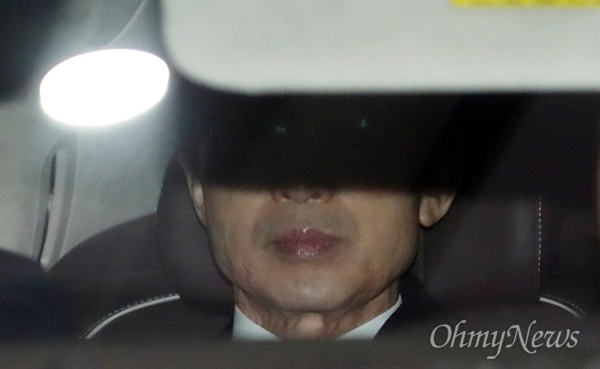 뇌물수수·횡령·조세포탈 등의 혐의로 피의자 조사를 받은 이명박 전 대통령이 지난 15일 오전 서울 서초동 서울중앙지검 청사를 나서고 있다.