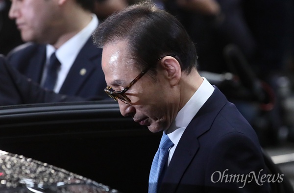 이명박, 21시간만에 검찰에서 귀가 뇌물수수·횡령·조세포탈 등의 혐의로 피의자 조사를 받은 이명박 전 대통령이 지난 15일 오전 서울 서초동 서울중앙지검 청사를 나서고 있다.