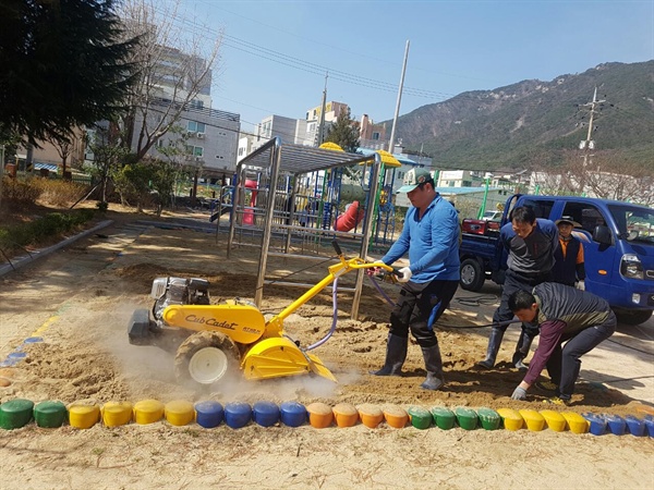 양산교육지원청은 초등학교 모래장과 놀이시설 소독작업을 벌이고 있다.