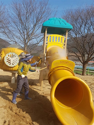 양산교육지원청은 초등학교 모래장과 놀이시설 소독작업을 벌이고 있다.