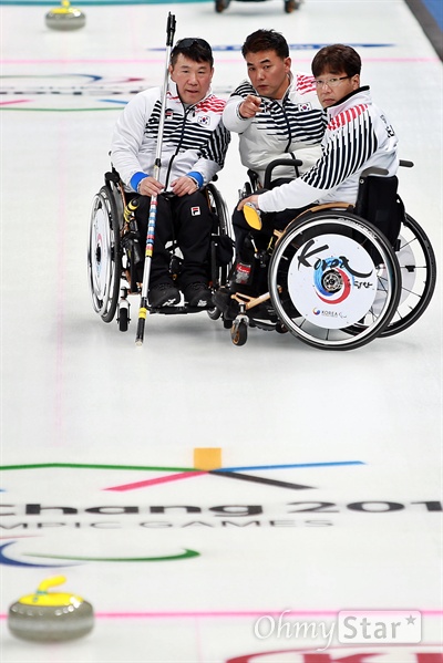 평창동계패럴림픽 휠체어컬링 한국 대 영국의 경기가 15일 오전 강릉 컬링센터에서 열렸다. 정승원, 차재관, 서순석 선수(왼쪽)가 경기 도중 대화를 나누고 있다. 