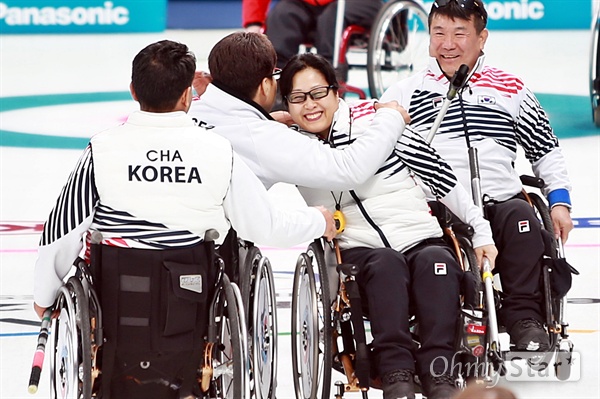 '누나, 수고했어요!' 평창패럴림픽 한국 휠체어컬링 대표팀이 15일 오전 강릉 컬링센터에서 열린 영국과의 예선 경기에서 5 대 4로 승리했다. 승리가 확정된 직후 서순석 선수와 방민자 선수가 서로를 껴안은 채 웃고 있다. 