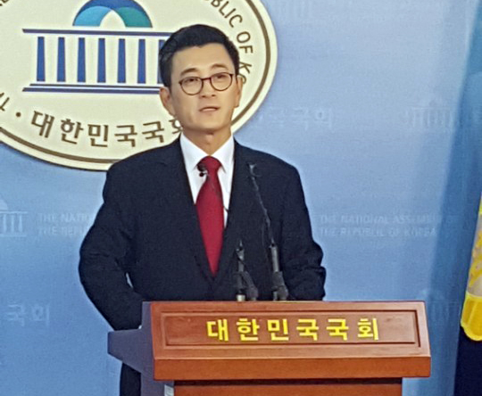 김정기 자유한국당 노원병 당협위원장이 15일 국회 정론관에서 서울시장 출마 기자회견을 하고 있다.