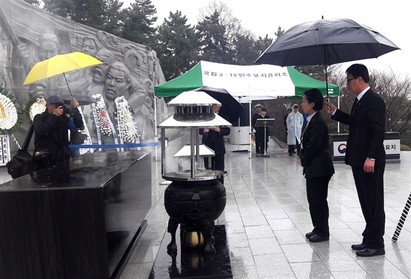  자유한국당 김영선 경남지사 예비후보는 15일 3.15민주묘지를 참배했다.