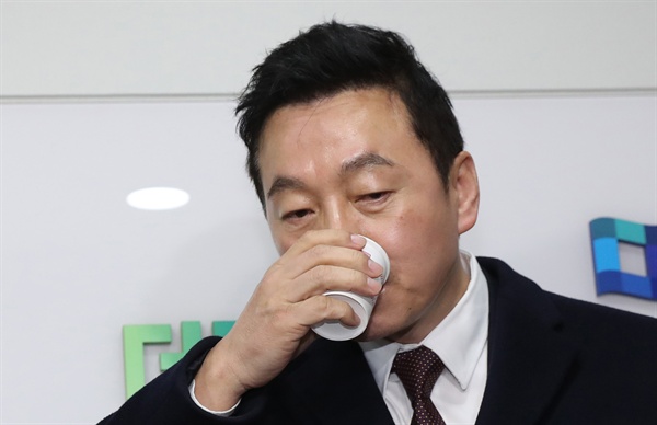 성추행 논란에 휩싸인 정봉주 전 의원이 15일 오전 서울 여의도 더불어민주당 당사에서 복당 신청서를 제출하며 가진 기자회견에서 물을 마시고 있다. 