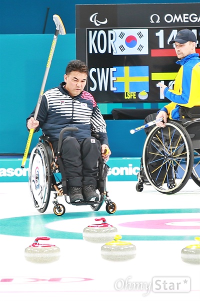 앵그리버드 차재관... '제발, 제발' 평창패럴림픽 한국 휠체어컬링 대표팀 차재관 선수가 14일 강릉 컬링센터에서 열린 스웨덴과의 경기에서 스톤이 원하는 위치에 오길 간절히 바라고 있다. 