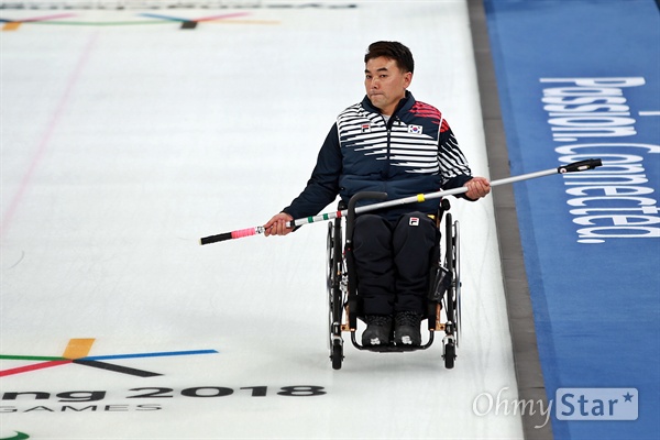  평창패럴림픽 한국 휠체어컬링 대표팀 차재관 선수가 14일 강릉 컬링센터에서 열린 스웨덴과의 경기에서 딜리버리 스틱(스톤을 굴리기 위한 막대)를 든 채 이동하고 있다.