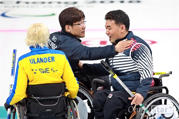 '무표정' 차재관, 드디어 웃었다 평창패럴림픽 한국 휠체어컬링 대표팀 차재관 선수가 14일 강릉 컬링센터에서 열린 스웨덴과의 경기에서 승리가 확정된 후 미소를 보이고 있다. 