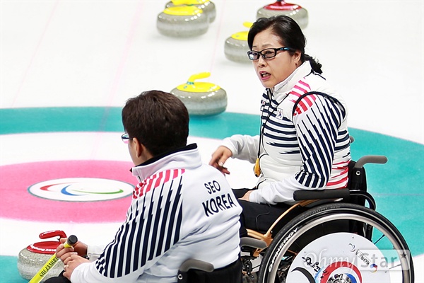 '싸우는 중 아님' 평창동계패럴림픽 한국 휠체어컬링 대표팀의 방민자(오른쪽), 서순석 선수가 11일 강릉 컬링센터에서 열린 슬로바키아와의 경기에서 이야기를 나누고 있다. 