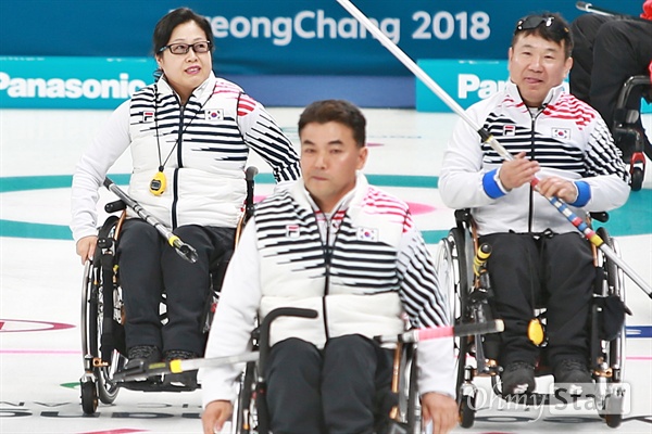  평창동계패럴림픽 한국 휠체어컬링 대표팀이 11일 강릉 컬링센터에서 열린 슬로바키아와의 경기에서 시트 위를 이동하고 있다. 왼쪽부터 방민자, 차재관, 정승원 선수. 