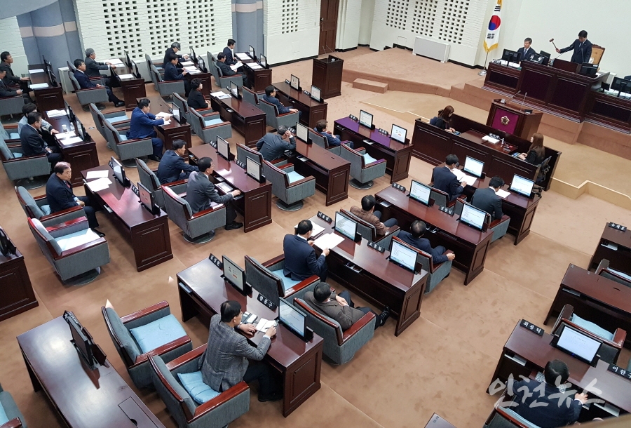 16일 인천시의회는 본회의를 열고 전날 통과한 서구 4인 선거구를 또다시 쪼갠 선거구 확정안을 통과시켰다. ⓒ 인천뉴스