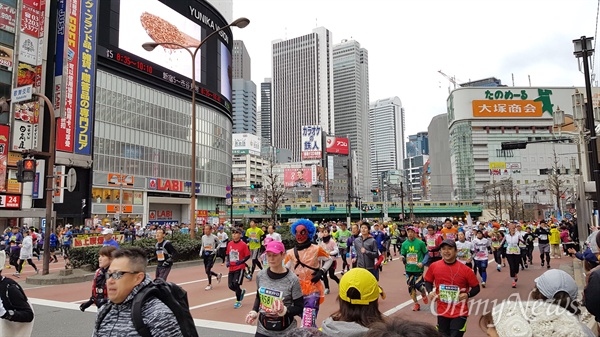 2018 도쿄마라톤. 도쿄 마라톤의 특징은 코스프레를 하며 뛰는 이들이 종종 눈에 띈다는 점이다.